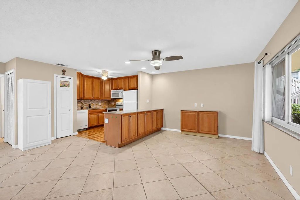 221 Coventry J, West Palm Beach