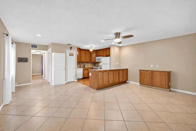 5 of 53 - 221 Coventry J, West Palm Beach, FL