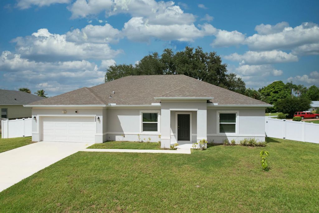 592 Sw Dauphin Avenue, Port St. Lucie