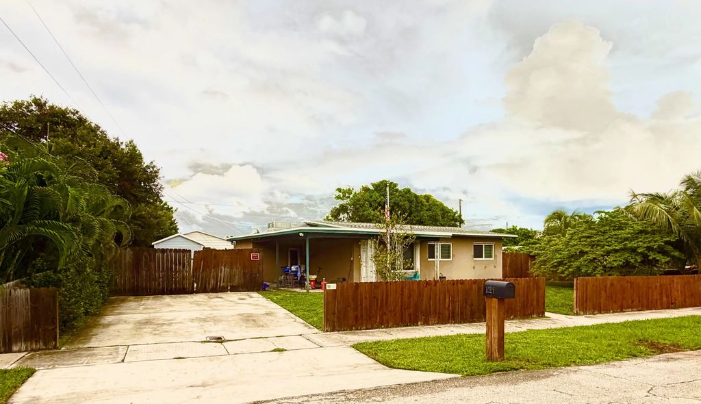1014 S 9th Street S, Lantana