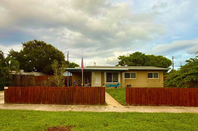 2 of 2 - 1014 S 9th Street S, Lantana, FL