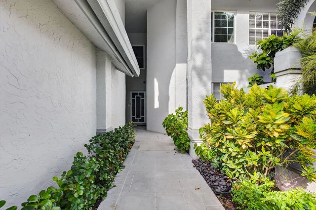 4 of 81 - 11611 Briarwood Circle #3, Boynton Beach, FL