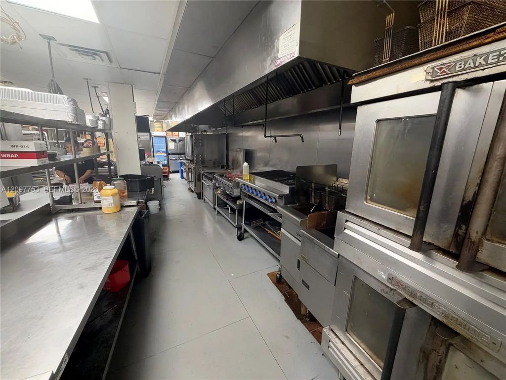 1002 E Newport Center Drive, Deerfield Beach