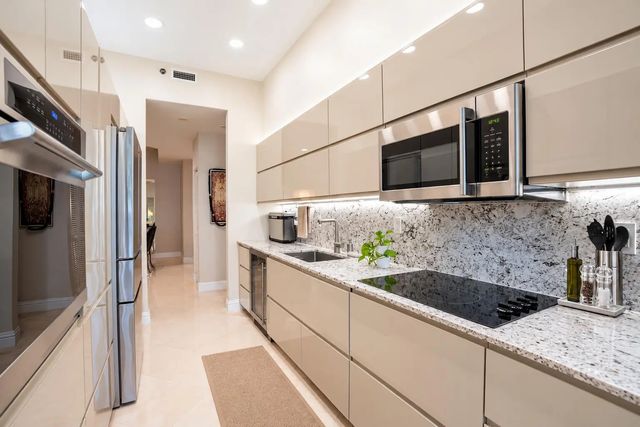 4 of 31 - 3600 Yacht Club Drive #102, Aventura, FL
