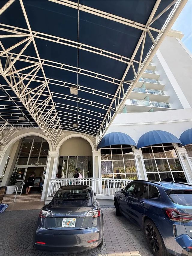 4 of 13 - 19201 Collins Avenue #711, Sunny Isles Beach, FL