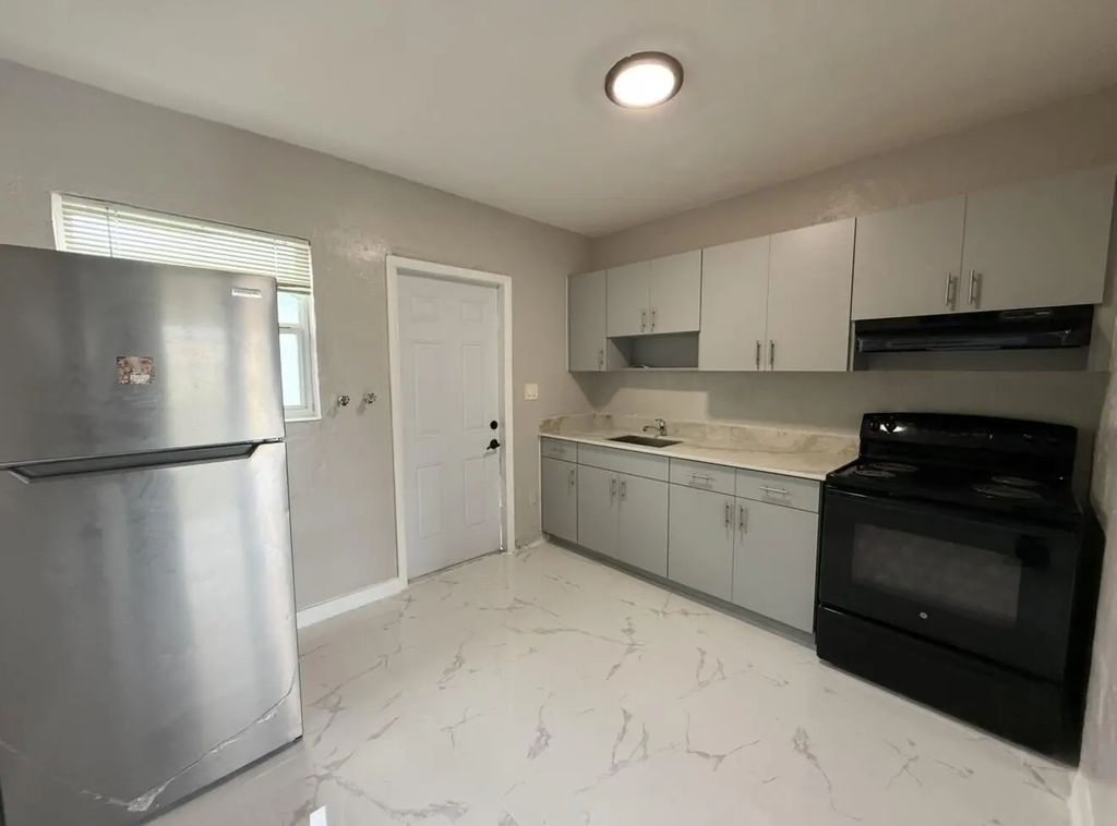 832 Nw 10th Street #2, Hallandale Beach