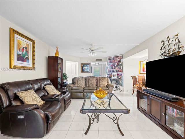 3661 Via Poinciana #401, Lake Worth