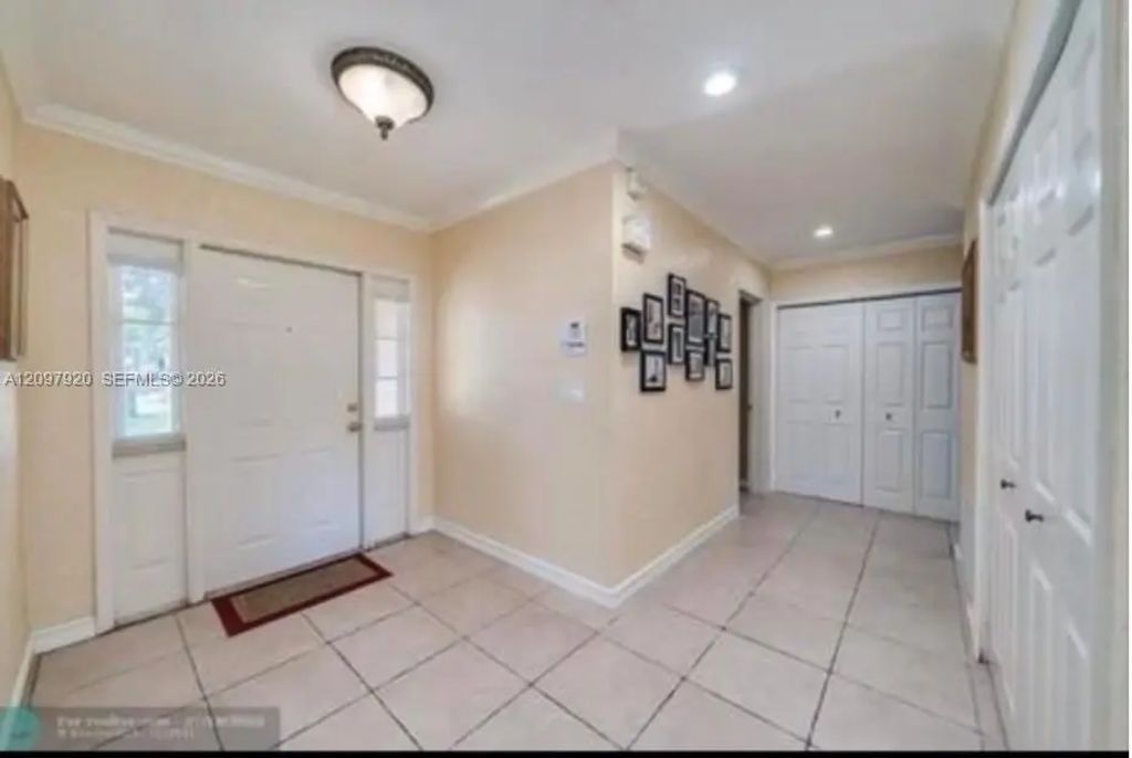 720 Sw 64th Way, Pembroke Pines
