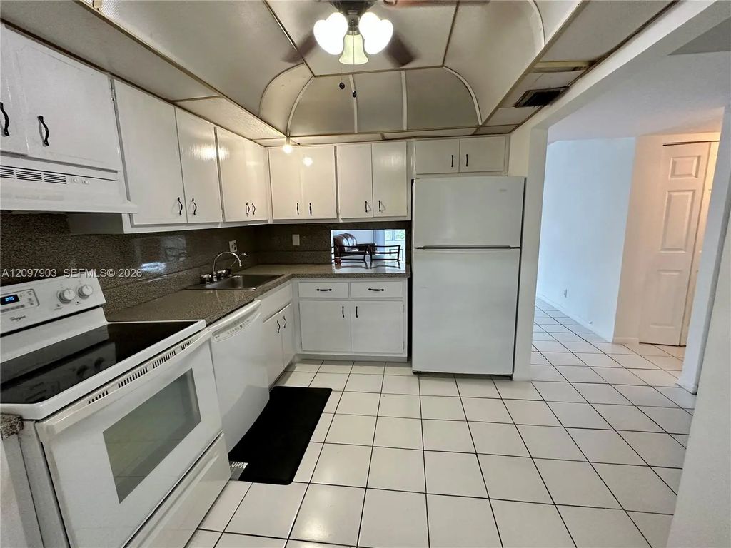 3051 Nw 46th Avenue #203, Lauderdale Lakes
