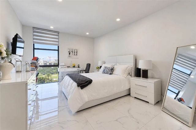 5 of 23 - 20301 W Country Club Drive #930, Aventura, FL