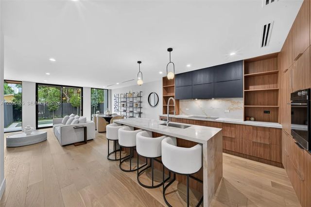 3 of 43 - 925 Sw 10th Avenue, Miami, FL