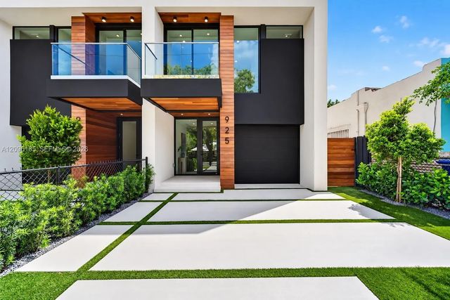 4 of 43 - 925 Sw 10th Avenue, Miami, FL