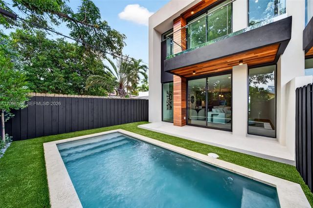 5 of 43 - 925 Sw 10th Avenue, Miami, FL