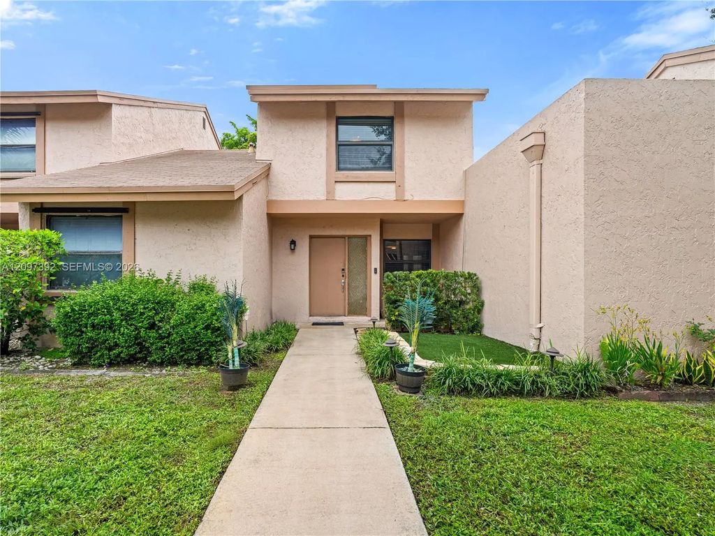 16 Chestnut Circle, Cooper City