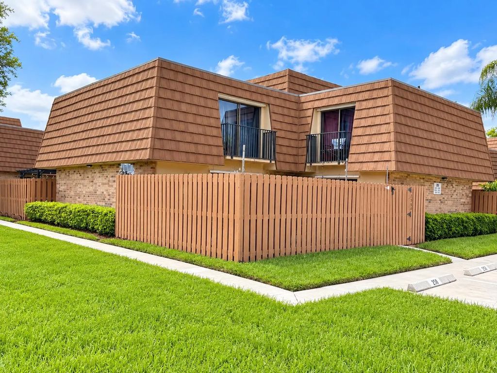 2590 Lakeview Court, Cooper City
