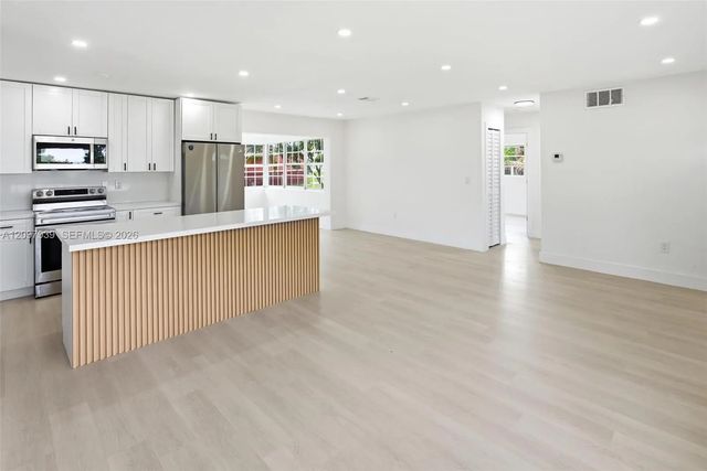 5 of 35 - 701 Nw 176th Terrace, Miami Gardens, FL