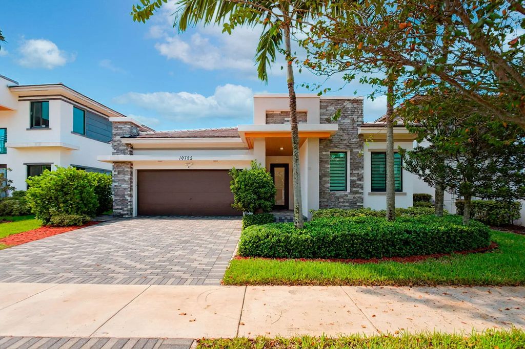 10785 Pacifica Way, Parkland
