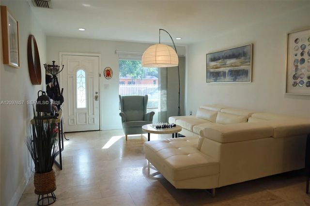 4 of 25 - 2730 Sw 76th Avenue, Miami, FL