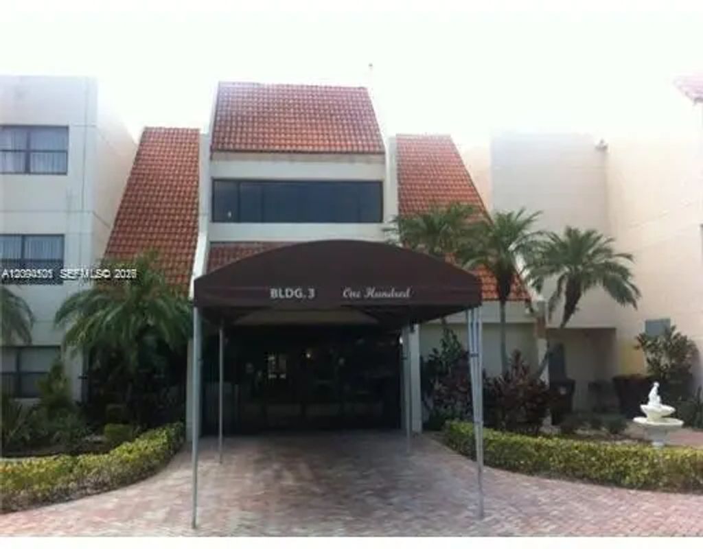 100 Lakeview Drive #106, Weston