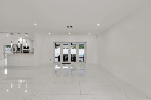 4 of 39 - 6951 S Miami Lakeway S, Miami Lakes, FL
