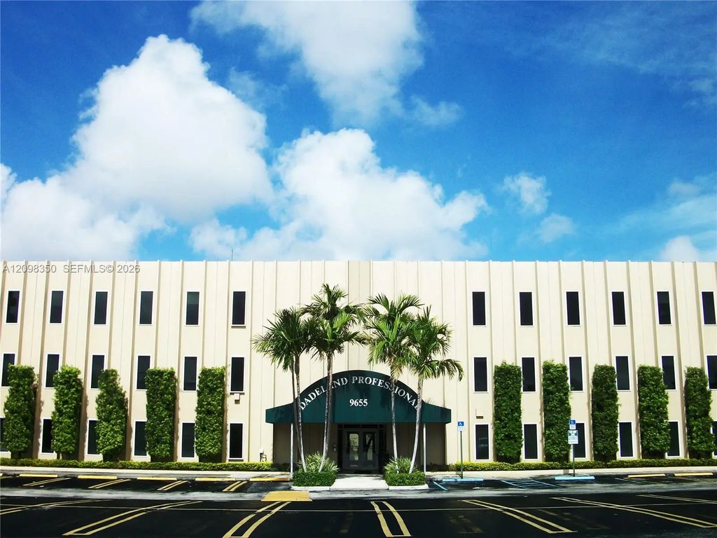 N/A, Pinecrest