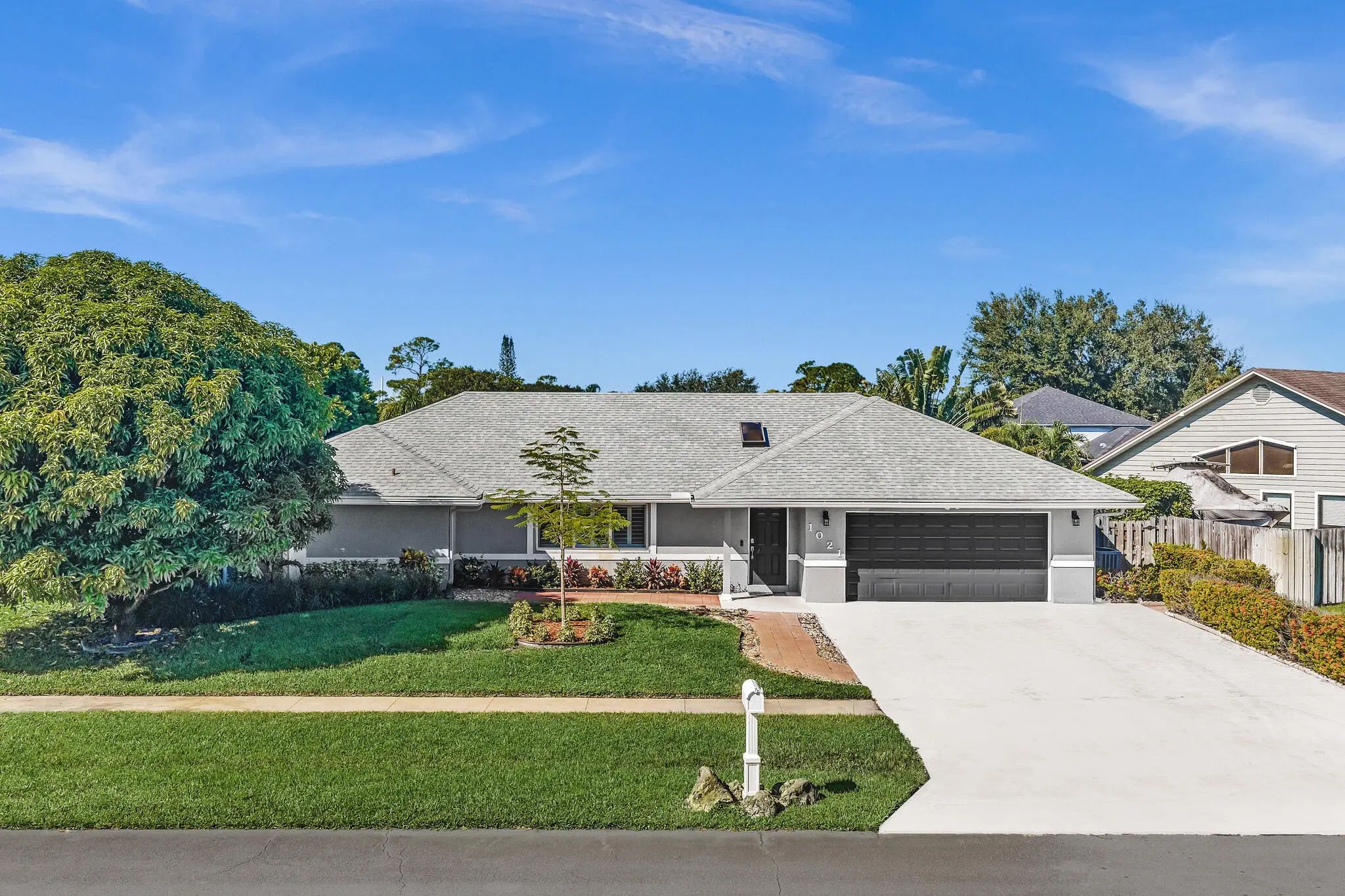 Photos for MLS B26082509 - 33414