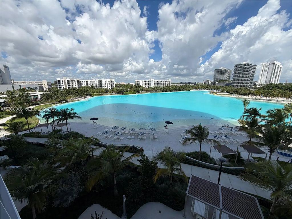 2411 Laguna Circle #408, North Miami