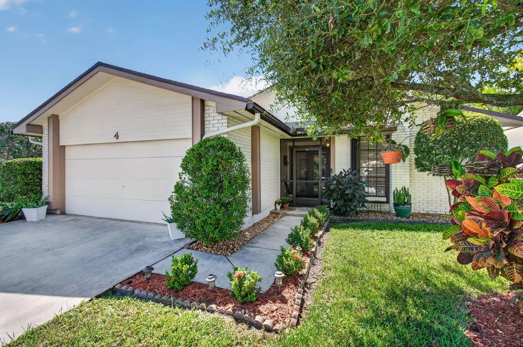4 Fawlkland Circle, Boynton Beach