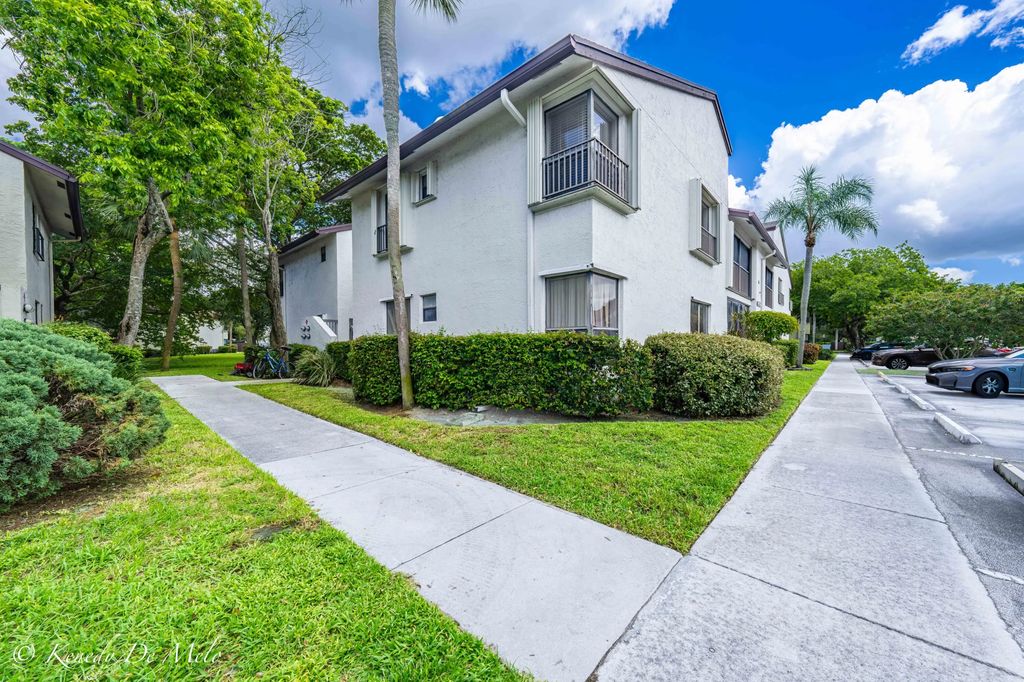 3127 Cocoplum Circle, Coconut Creek