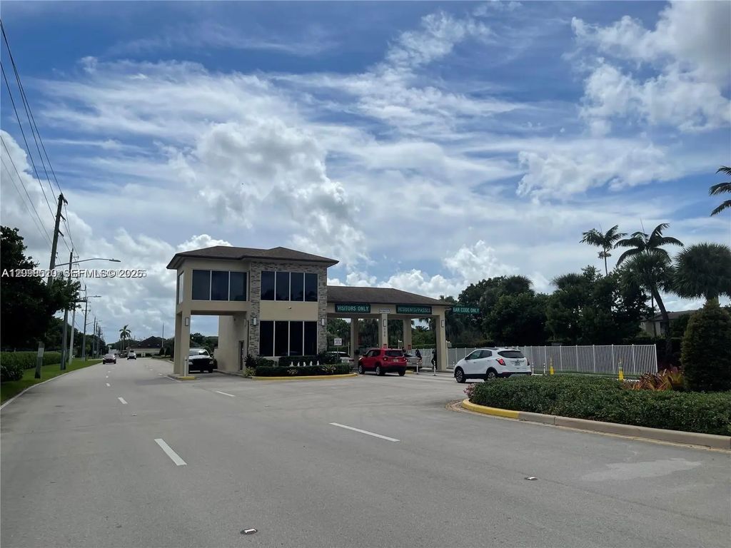 800 Sw 142nd Avenue #104n, Pembroke Pines