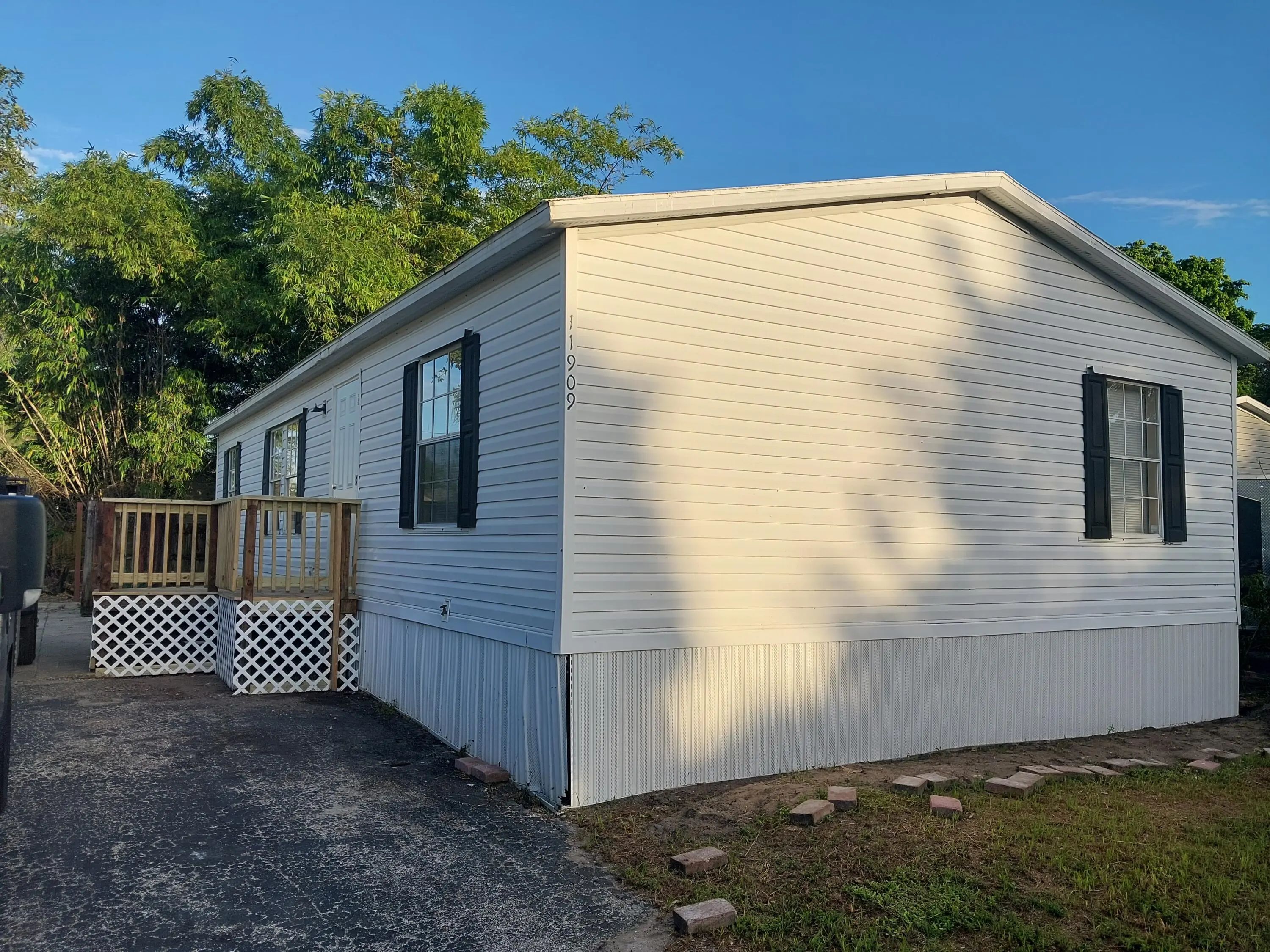 11909 Cove Place, Watergate