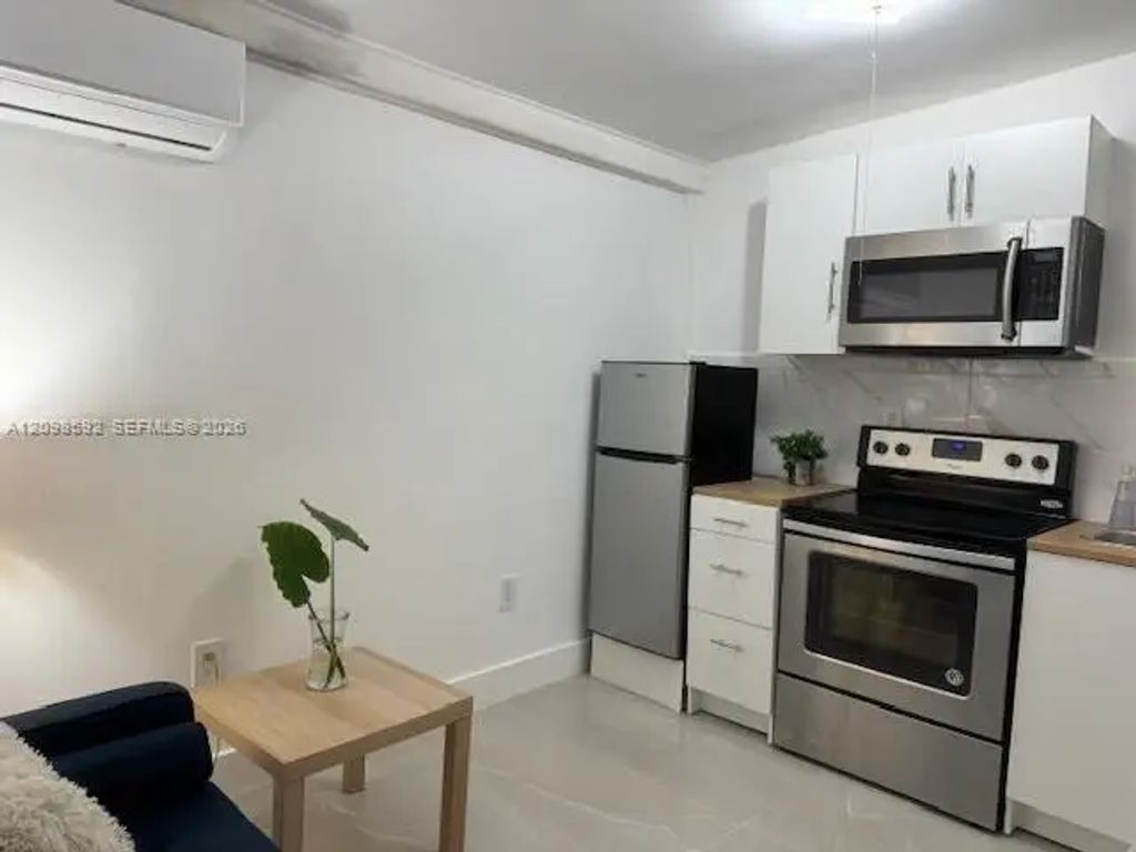 1270 Ne 210th Terrace #b, Miami