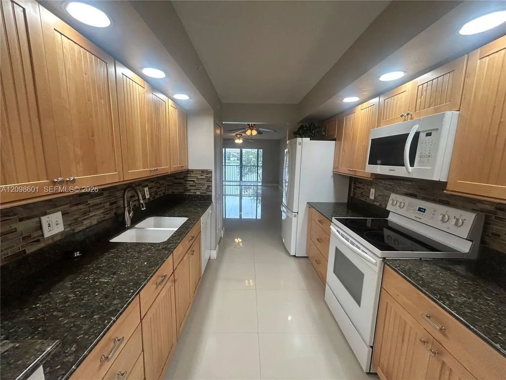 571 Sw 141st Avenue #212n, Pembroke Pines
