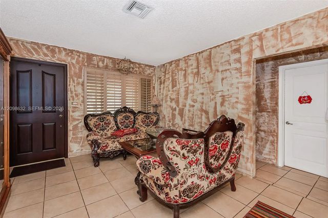 4 of 30 - 3530 Oak Avenue, Miami, FL