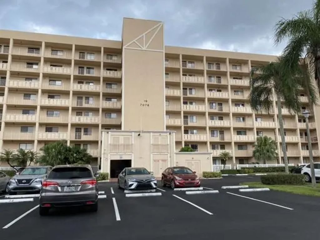 7076 Huntington Lane #805, Delray Beach