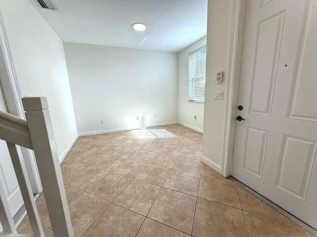 5 of 38 - 960 Millbrae Court #4, West Palm Beach, FL