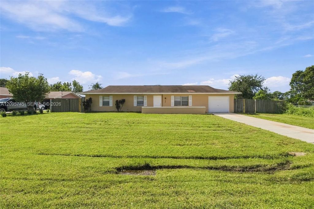 392 Nw Ferris Drive, Port St. Lucie