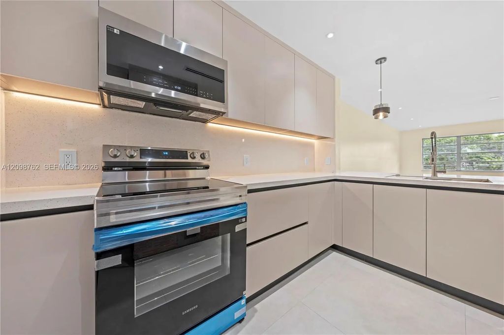 1400 Ne 191st Street #305, Miami