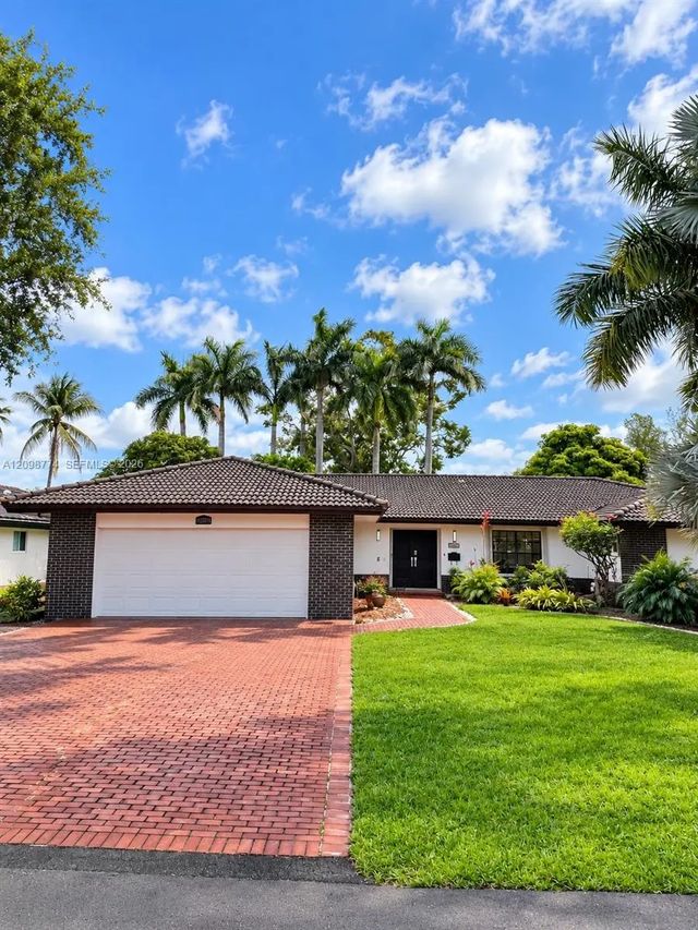 4 of 49 - 19265 E Saint Andrews Drive, Hialeah, FL