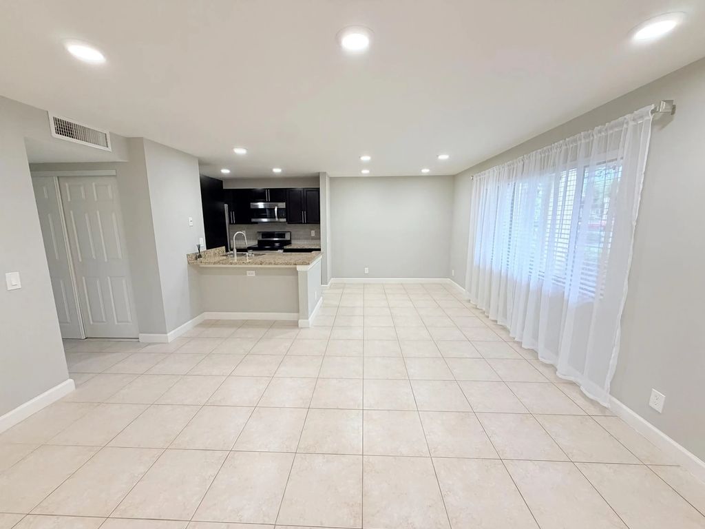 907 Meadows Circle, Boynton Beach