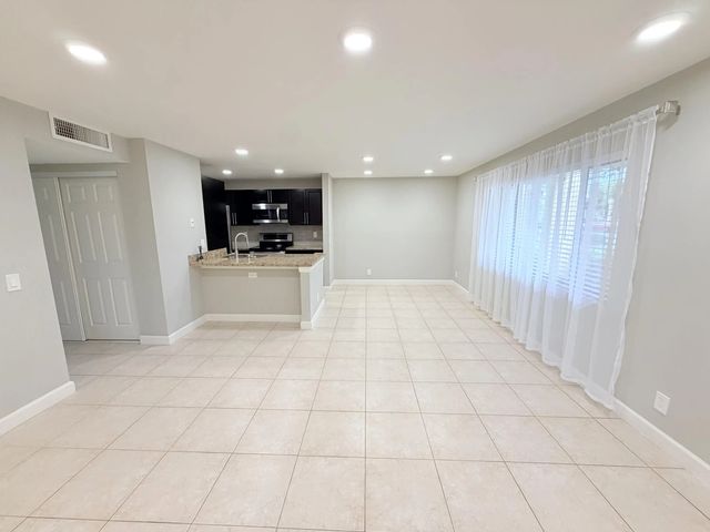907 Meadows Circle, Boynton Beach