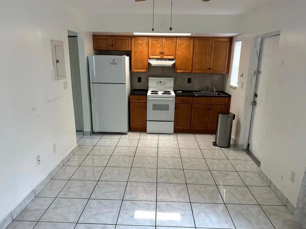 31 Sw 10th Street #2, Dania Beach