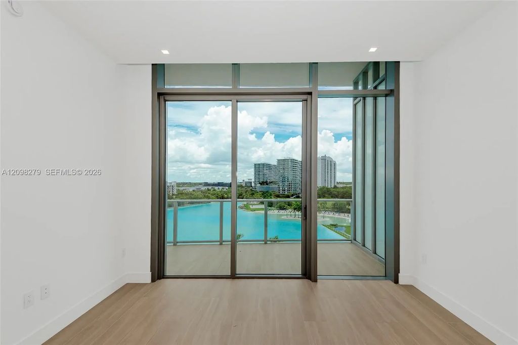 2411 Laguna Circle #610, North Miami