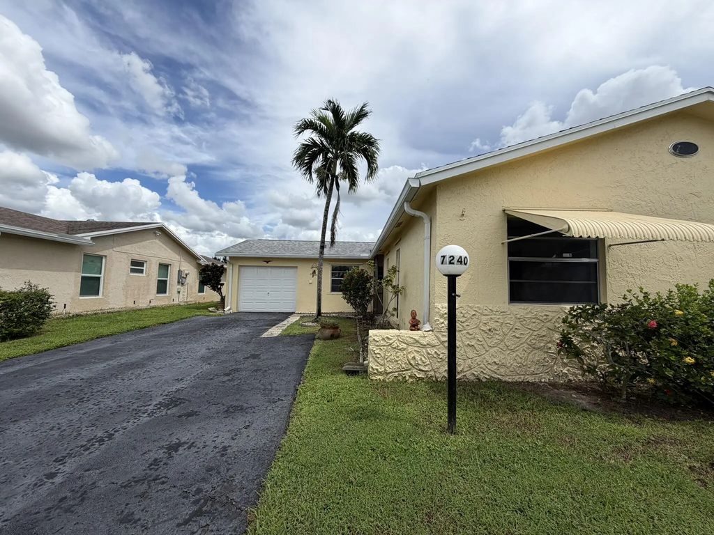 7240 Pineforest Circle, Lake Worth