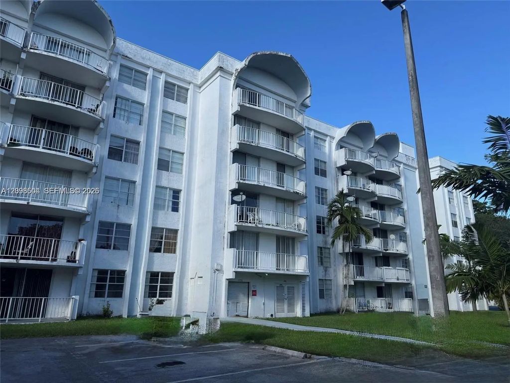 494 Nw 165th St Road #c-305, Miami