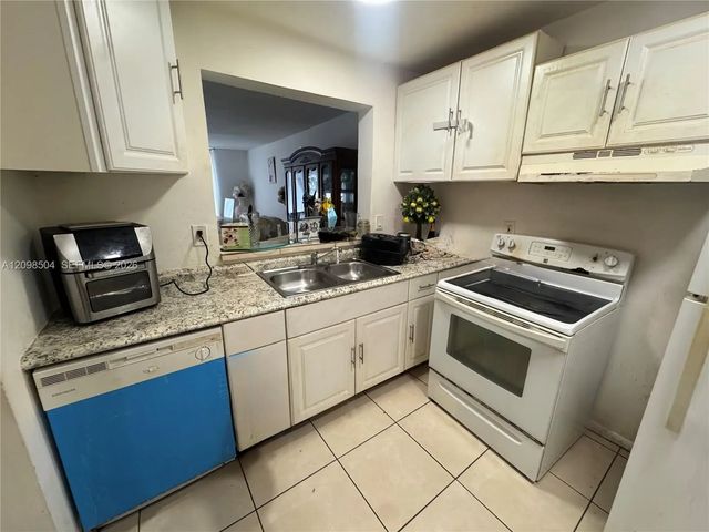 3 of 5 - 494 Nw 165th St Road #c-305, Miami, FL