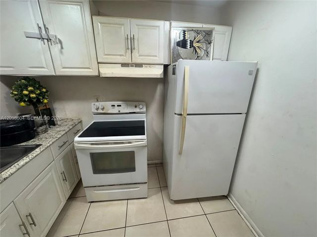4 of 5 - 494 Nw 165th St Road #c-305, Miami, FL