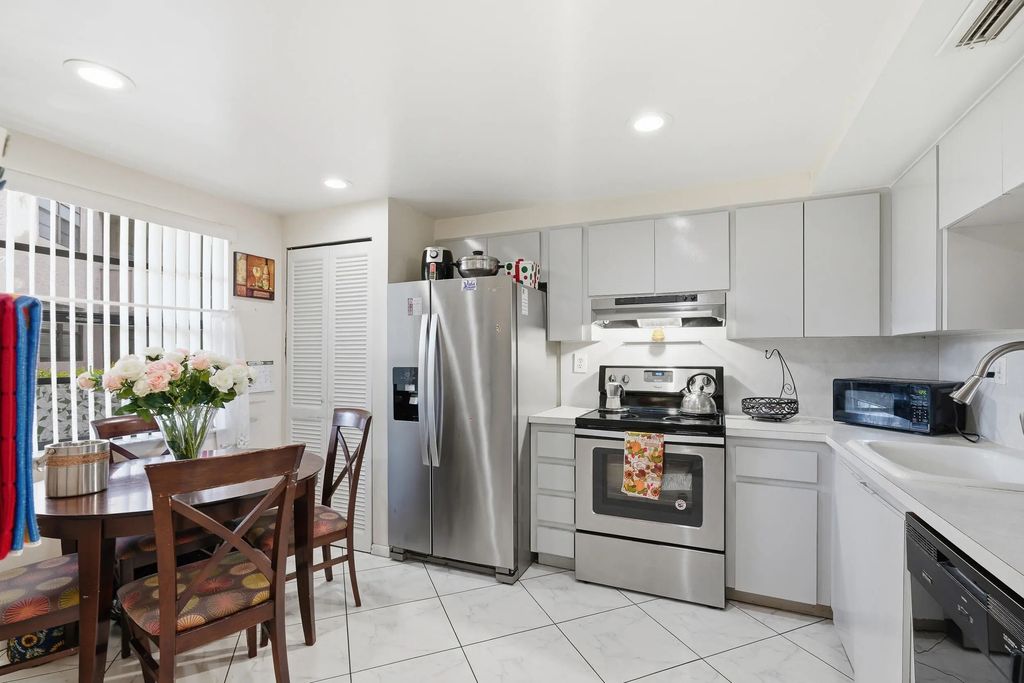 1000 Colony Point Circle #110, Pembroke Pines