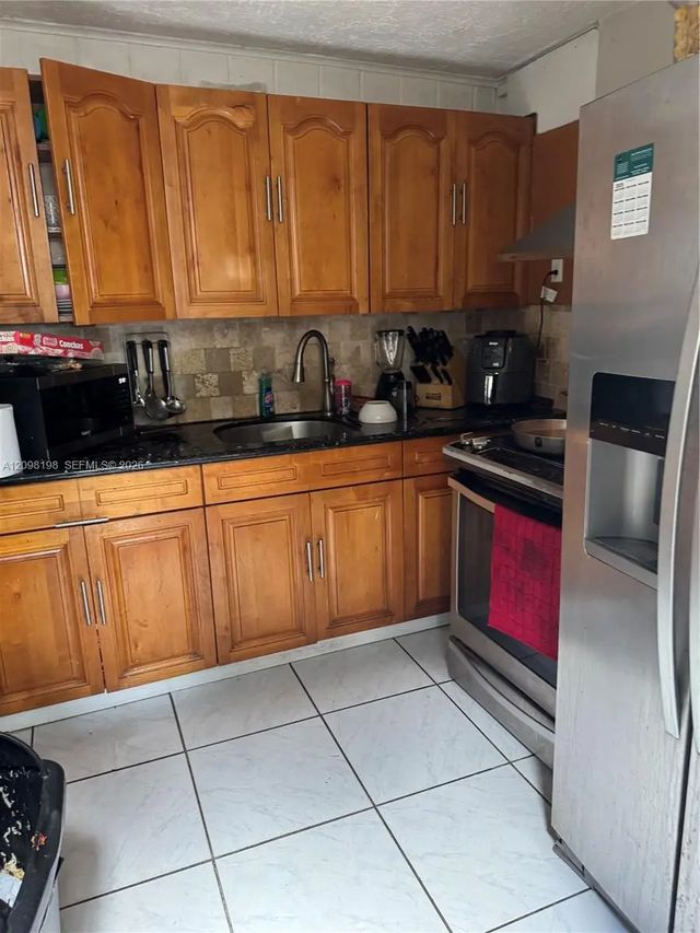 4 of 20 - 609 Nw 58th Avenue, Miami, FL