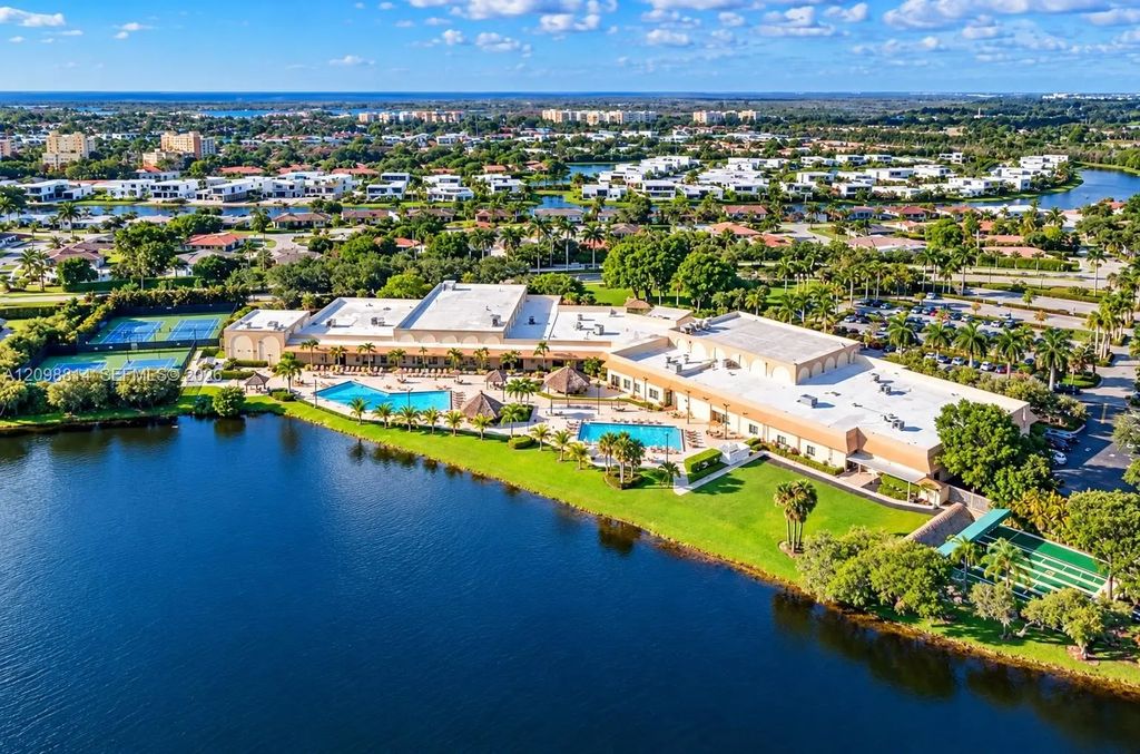 341 Lakeview Drive #104, Weston